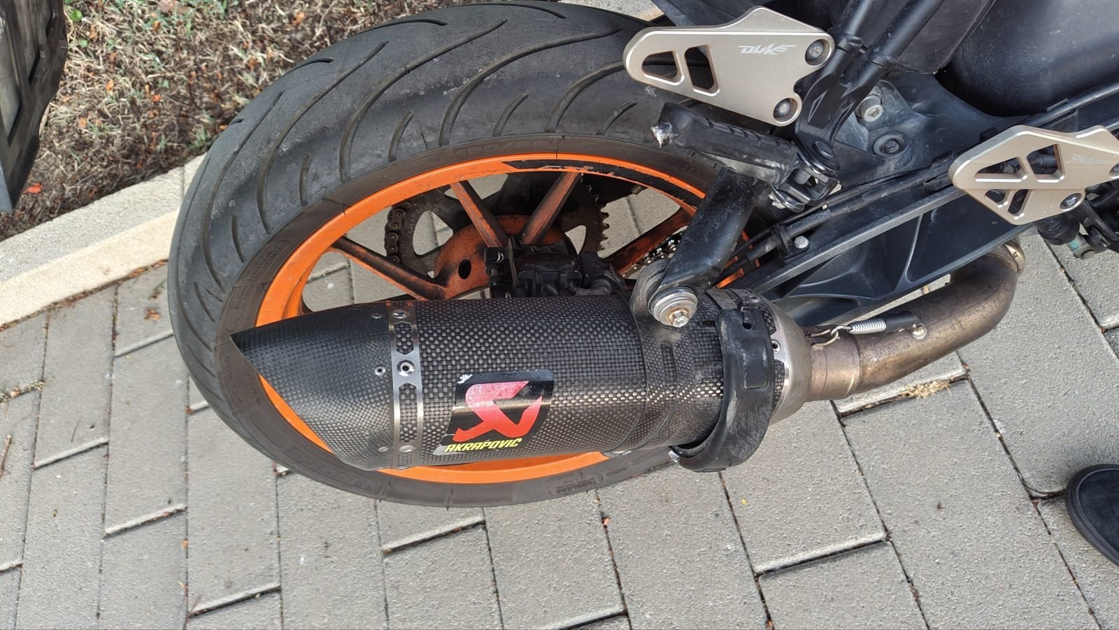 KTM Duke 390 &mdash; מערכת פליטה אקרפוביץ׳
