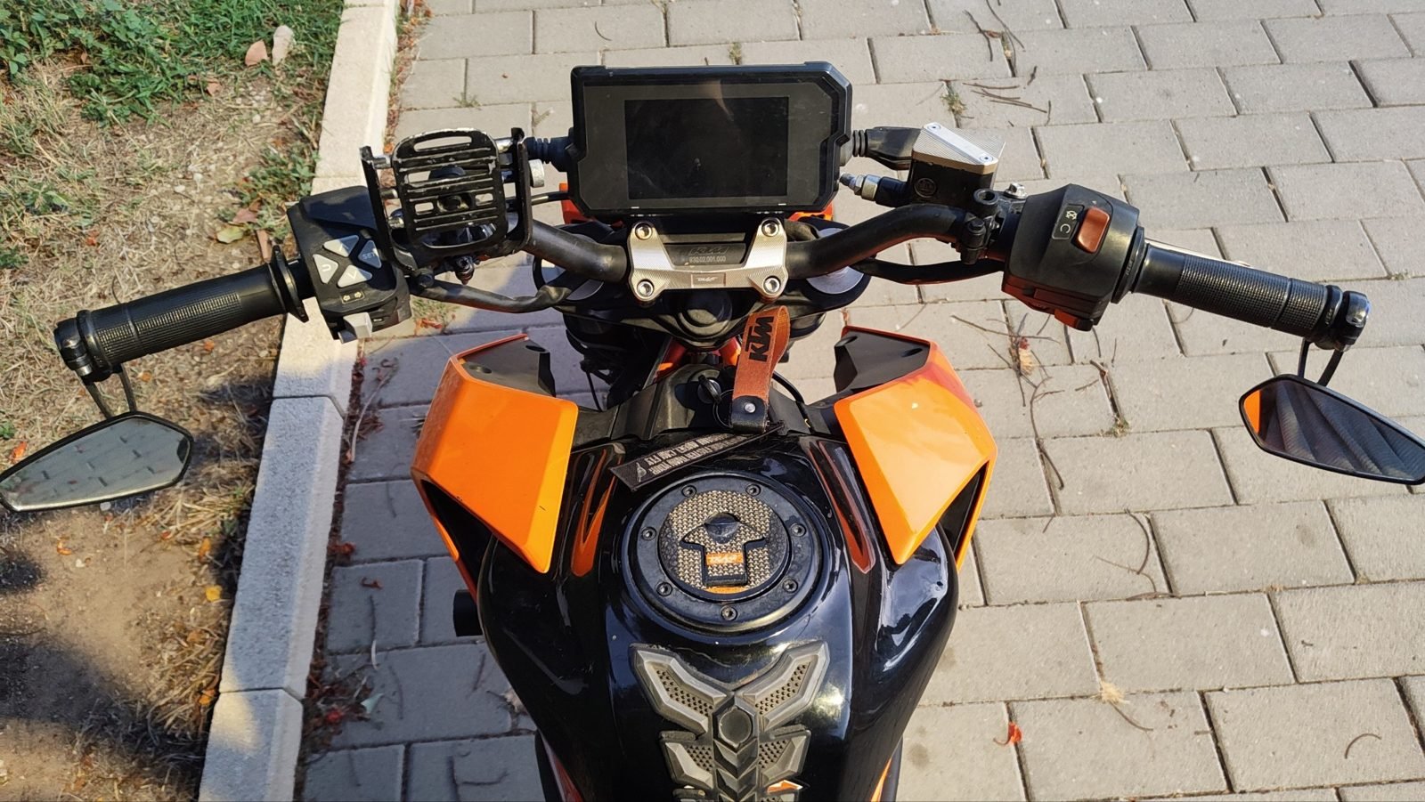 KTM Duke 390 &mdash; לוח שעונים ומרכב