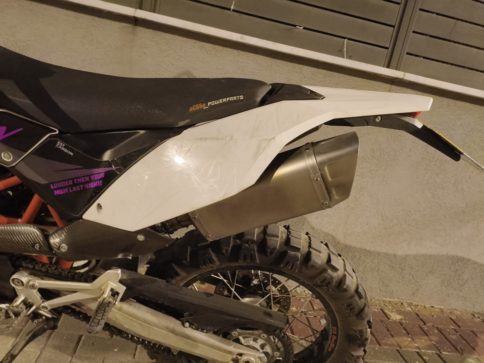 KTM SMC 690 &mdash; אגזוז ומושב מקרוב