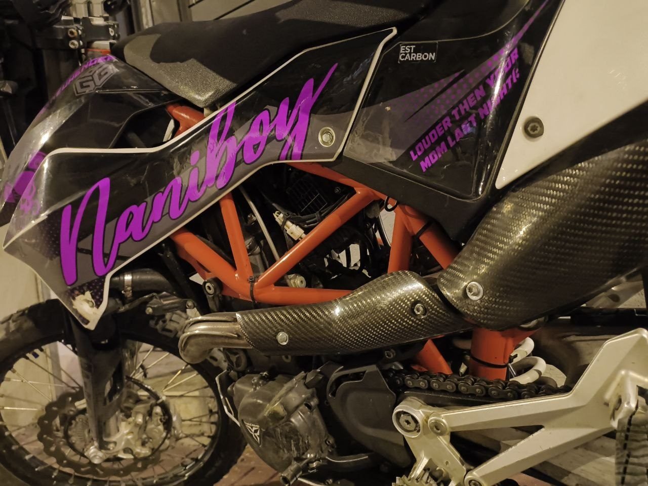 KTM SMC 690 &mdash; שלדה ומגני פחמן