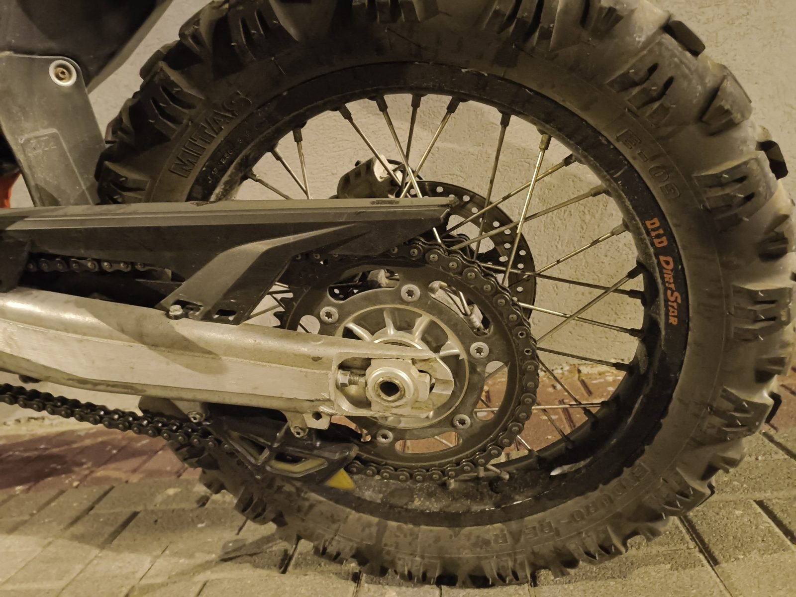 KTM SMC 690 &mdash; צמיגי אנדורו וגלגל אחורי